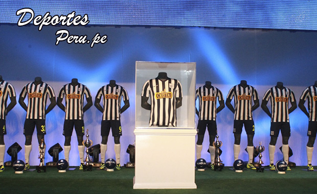 Alianza Lima presento su nueva camiseta para la temporada 2014