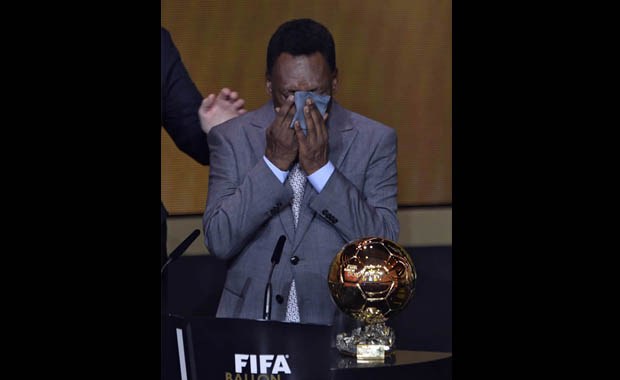 Pelé recibe el Premio Especial 2013 de la FIFA