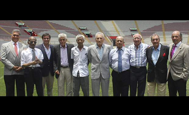 Ex futbolistas peruanos de la selección de 1959 recibieron homenaje en el estadio Nacional