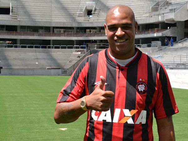 Adriano fue fichado por el Atlético Paranaense y jugará contra Universitario