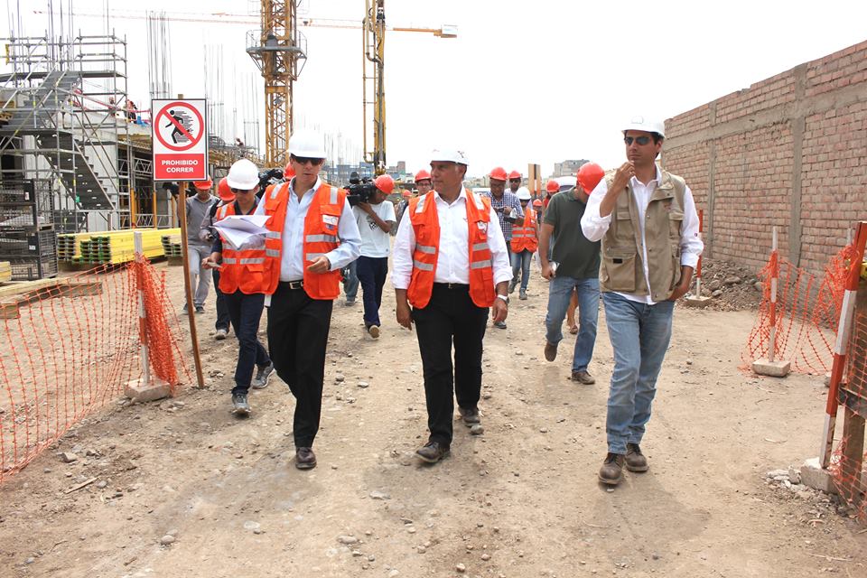 Francisco Boza visito avance de obras en la videna junto al deportista Roberto Carcelen