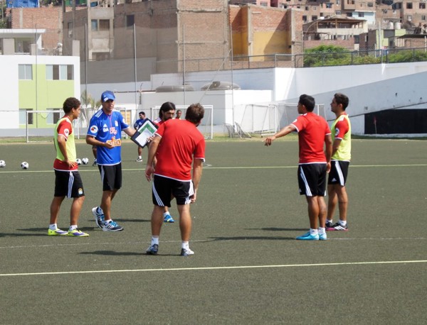 Cristal práctico en césped sintético pensando en Juan Aurich