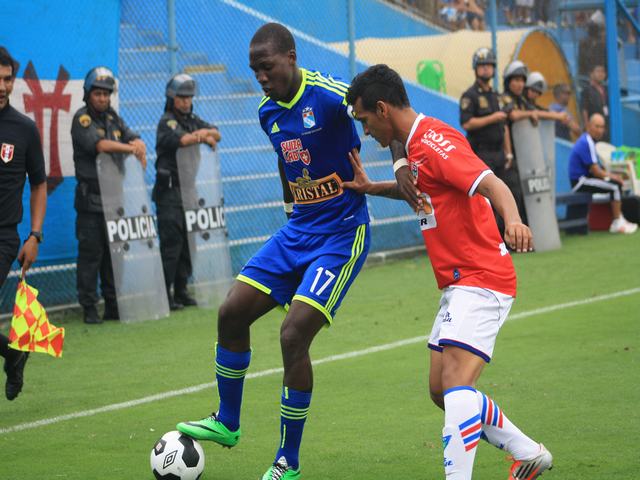 Luis Advíncula: “Debemos ser un equipo de 90 minutos no solo de un tiempo”