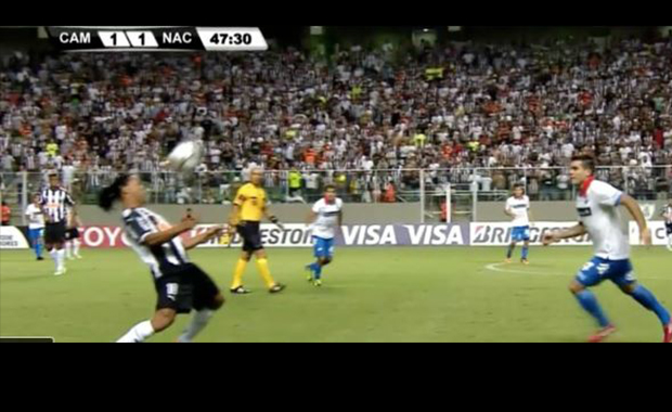 El sombrerazo de Ronaldinho en la Copa Libertadores