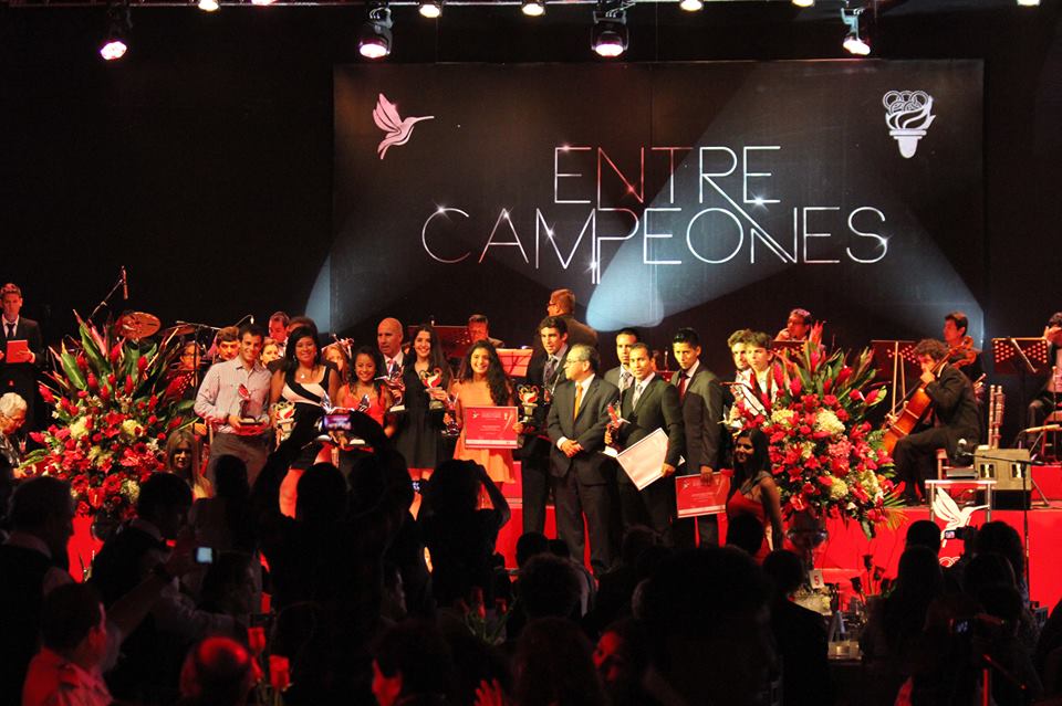 Tirador Nicolás Pacheco fue premiado con la antorcha olímpica como mejor deportista 2013