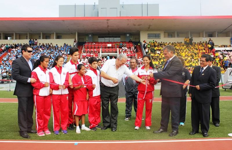 Francisco Boza inauguró pista atlética sintética del estadio Mansiche de Trujillo