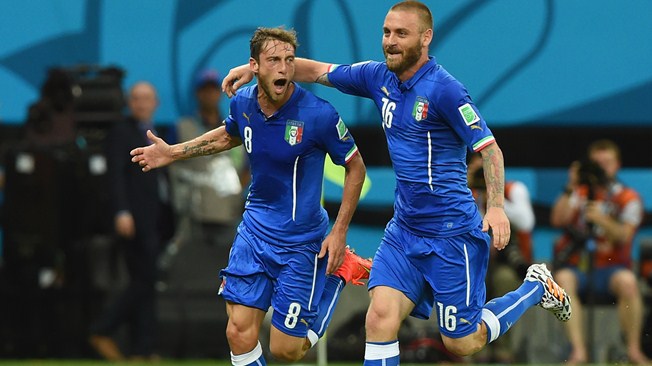 Italia resiste y celebra venciendo por 2-1 a Inglaterra