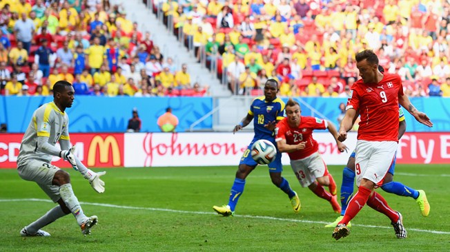 Suiza, con el último aliento venció 2-1 a Ecuador