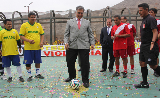 Presidente del IPD llevó kits deportivos a los internos  del penal Miguel Castro Castro
