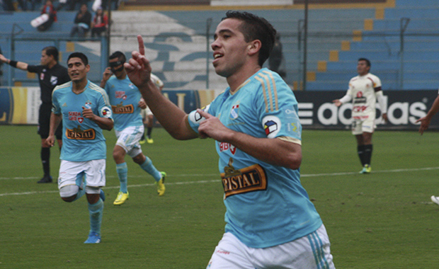 Cristal goleó 4-0 a León en el Gallardo