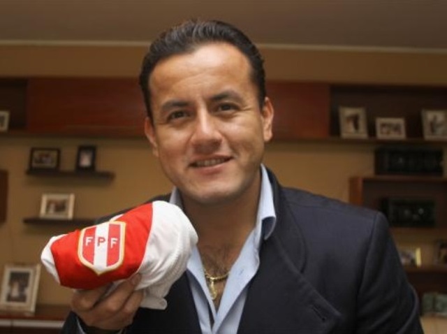 Richard Acuña le dice corrupto a árbitro Carrillo