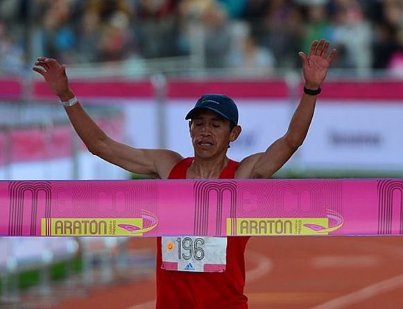 Fondista Raúl Pacheco se impone en maratón de México