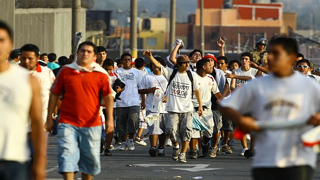 Hinchas ingresaron con armas al Monumental exigiendo entradas