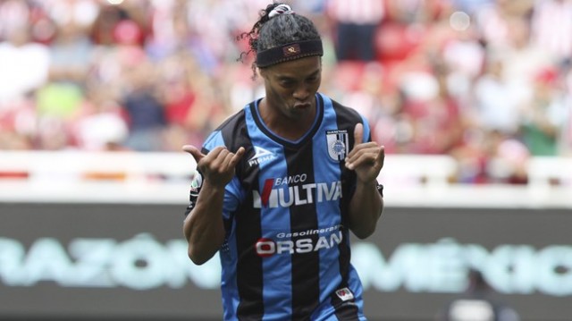 Querétaro con gol Ronaldinho ganó 4-1 al Guadalajara