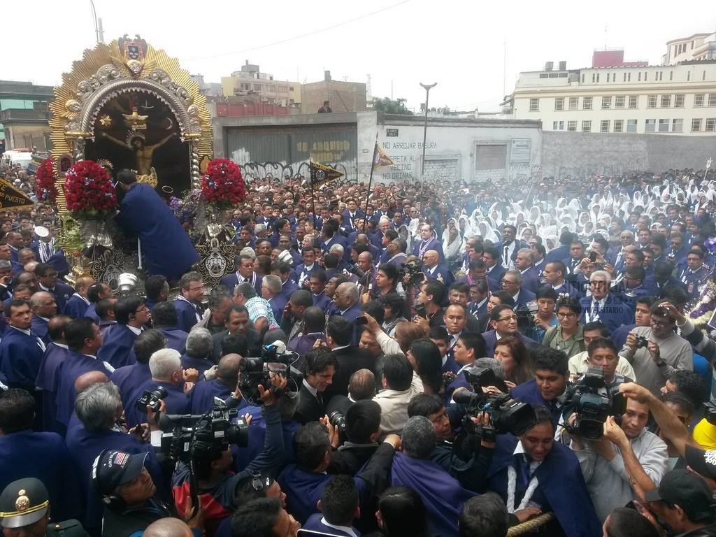 Universitario rindió homenaje a Señor de los Milagros