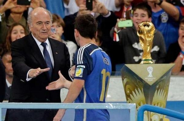 Sepp Blatter insiste: “Fue incorrecto dar el ‘Balón de Oro’ del Mundial a Messi”