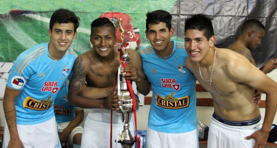 A ras de campo la celebración de Sporting Cristal