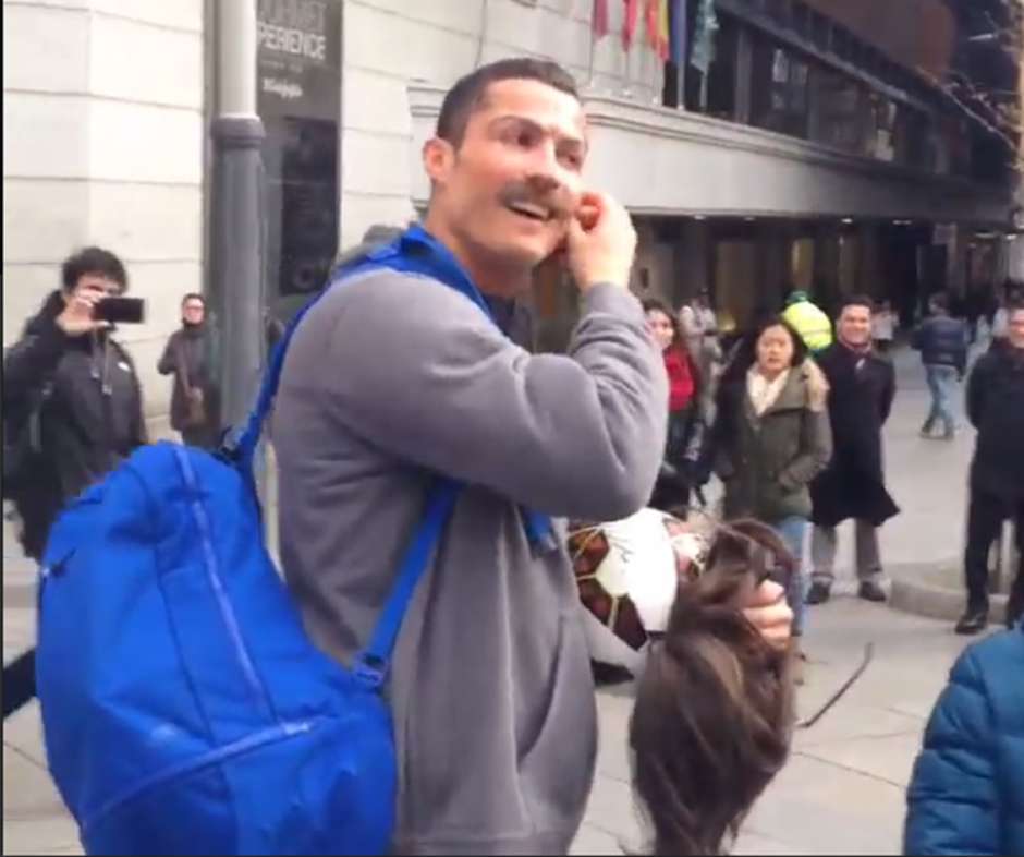 Cristiano Ronaldo se disfraza y sorprende a niño en la calle