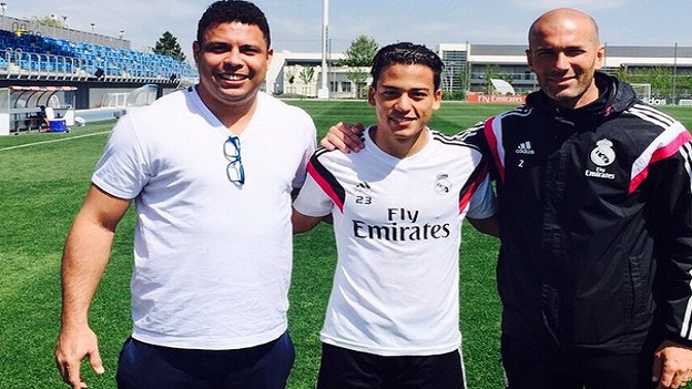Cristian Benavente en foto con Ronaldo y Zinedine Zidane