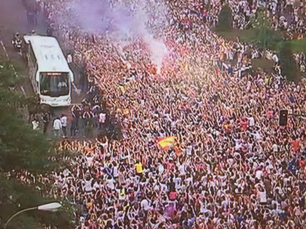 Espectacular ambiente para recibir al Real Madrid en el estadio Santiago Bernabéu