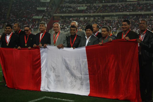 Campeones del 75 fueron homenajeados ante del Perú vs México