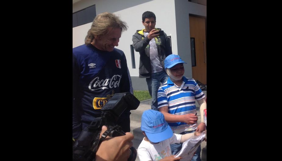 Ricardo Gareca llevó alegría a niños víctimas de quemaduras (FOTOS)