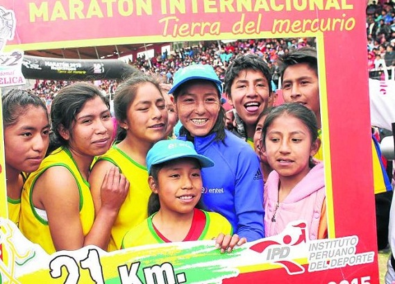 Cristian Pacheco e Inés Melchor ganaron la media maratón Huancavelica “tierra del mercurio 2015”
