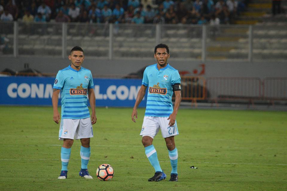 Cristal partió rumbo a Colombia para jugar mañana ante Independiente Santa Fe