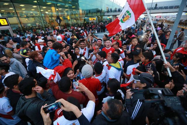 La Selección Peruana tuvo un multitudinario recibimiento en el Aeropuerto