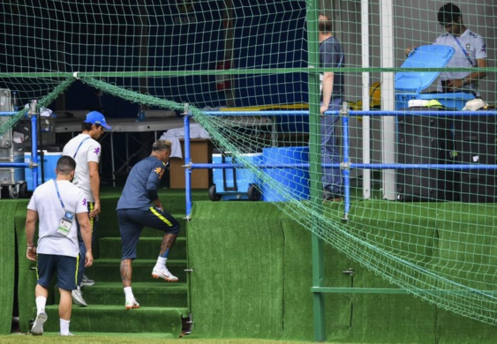 Neymar prende las alarmas al retirarse cojeando del entrenamiento de Brasil