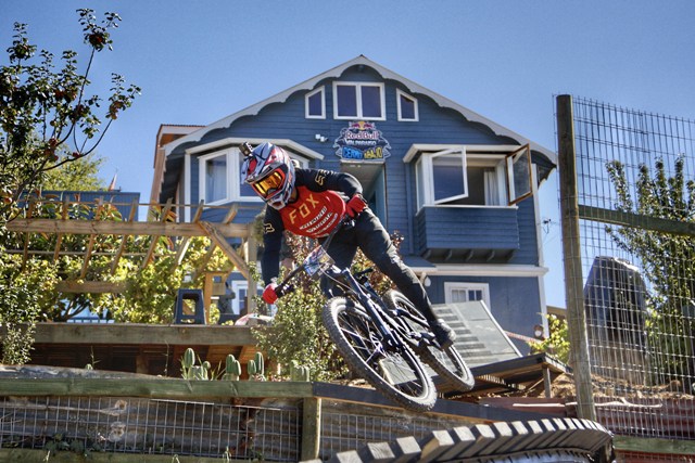 Downhill: Pedro Ferreira es bicampeón de Red Bull Valparaíso Cerro Abajo y peruano Sebas Alfaro es Top 10